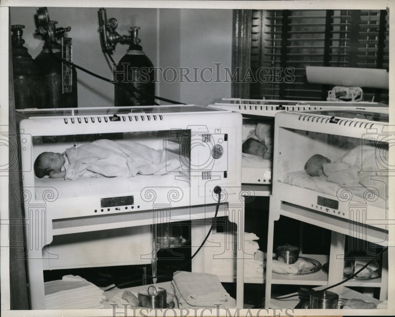 Load image into Gallery viewer, 1946 Press Photo Baltimore Quadruplets Mrs Charles Henn Jr Mother 3 Boys &amp; Girl
