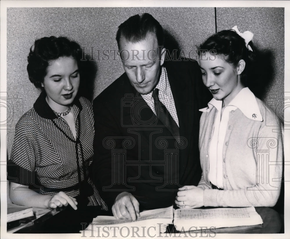 1954 Press Photo Stephens College Students Sylvia Stone & Ann Miller with Music