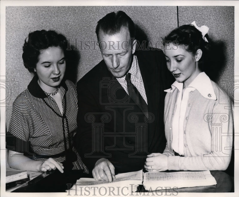 Load image into Gallery viewer, 1954 Press Photo Stephens College Students Sylvia Stone &amp; Ann Miller with Music
