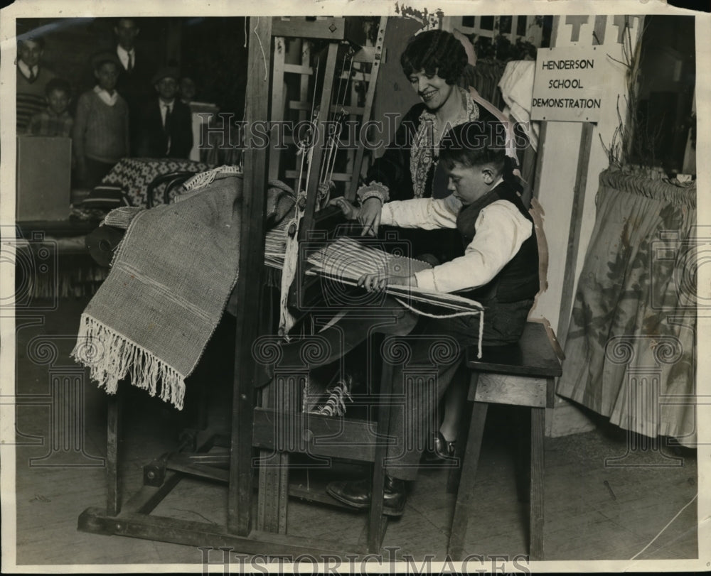 1927 Press Photo Rudolph Schuh of Chicago Weaving & Hulda Worst Teacher