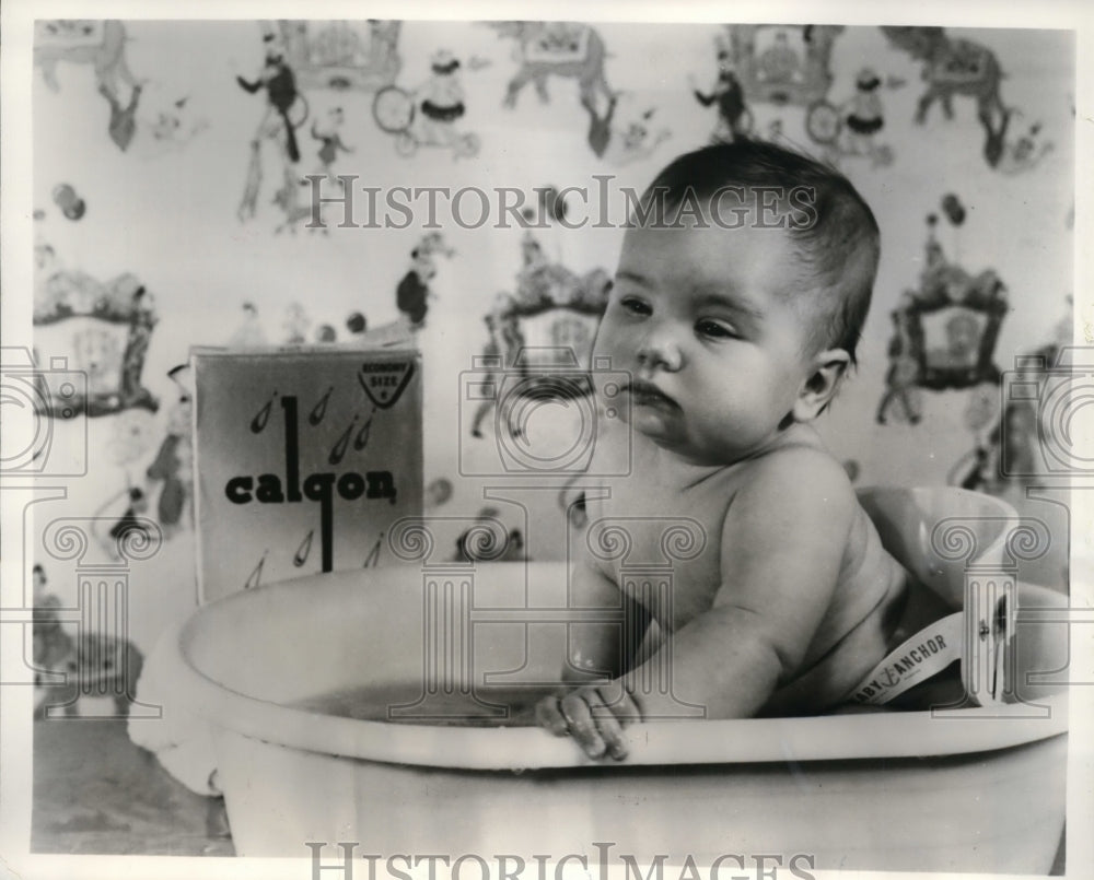 1958 Press Photo Baby in a tub of Calgon bath water- Historic Images