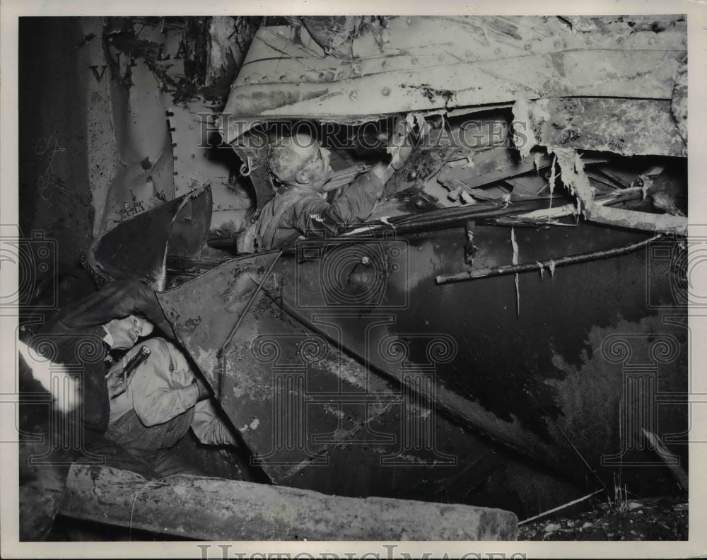 1947 Press Photo El Casco Calif Smith Whitlock trapped in derailed train
