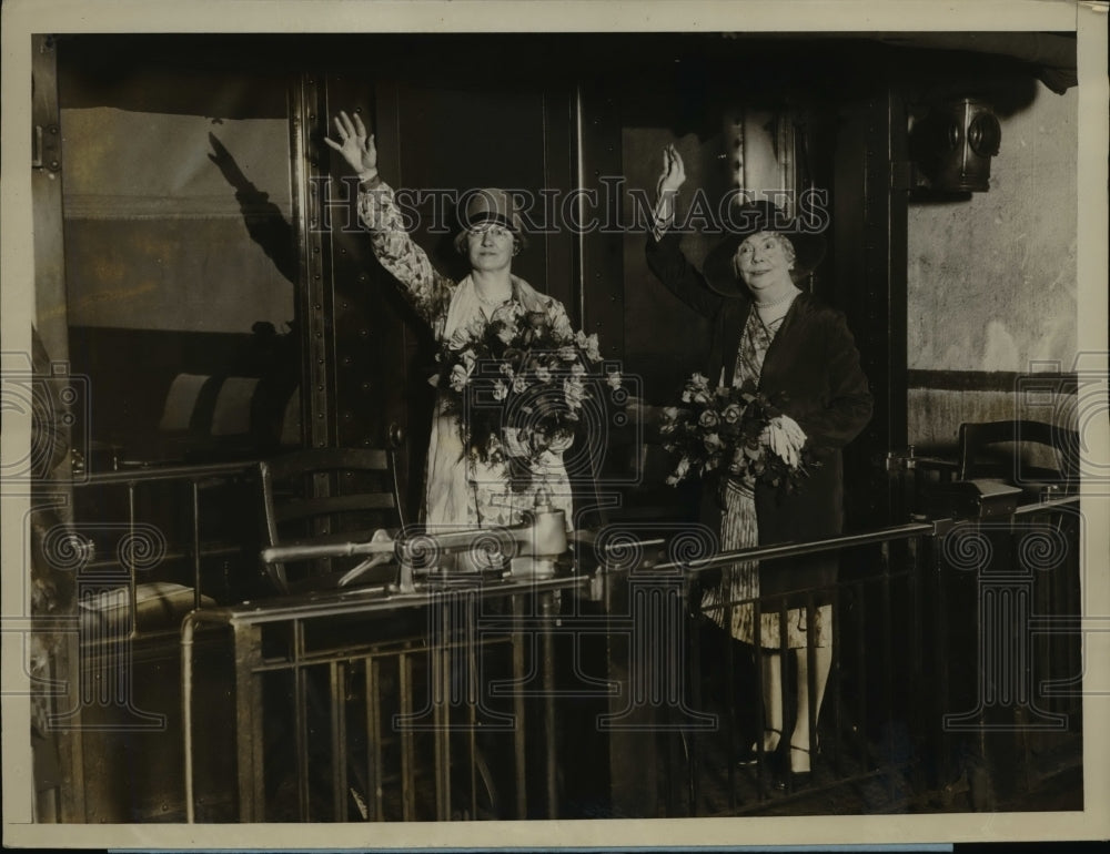 1928 Press Photo NY delegates Mrs EJ Cudmere, Mrs H Boswell on train for Chicago