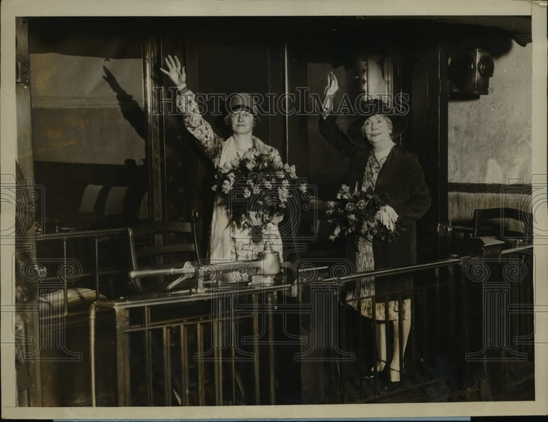 Load image into Gallery viewer, 1928 Press Photo NY delegates Mrs EJ Cudmere, Mrs H Boswell on train for Chicago
