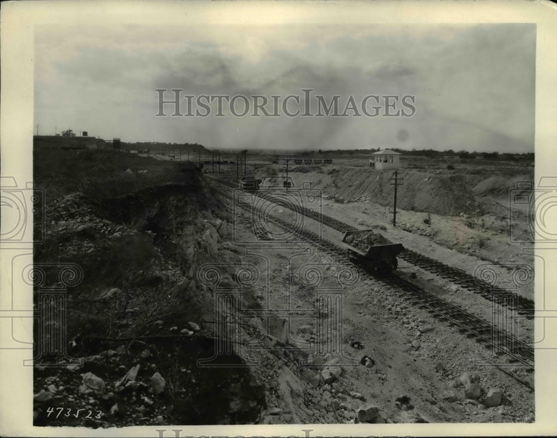 Load image into Gallery viewer, Press Photo Riderless electric train cars run from control board
