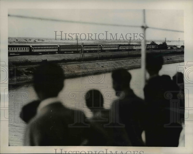 Load image into Gallery viewer, 1940 Press Photo Port Said Egypt express train connect with Port Suez
