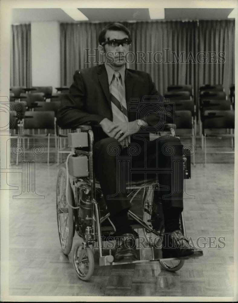 1971 Press Photo Motorized wheelchair tests by Dr Howard A Ruck at NASA