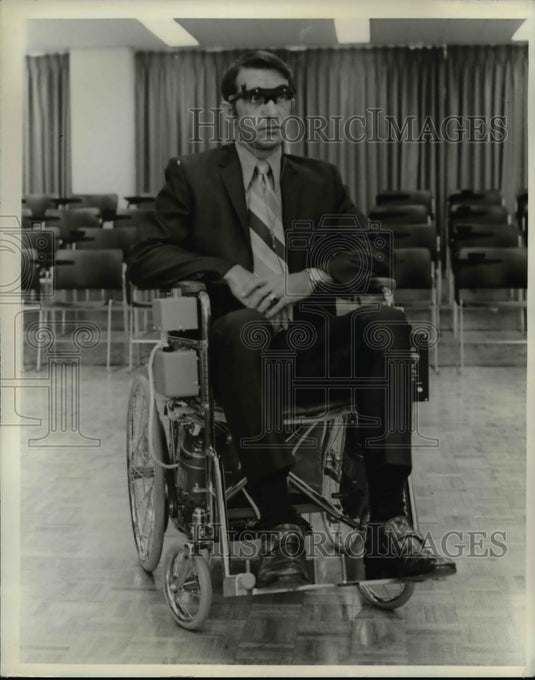 1971 Press Photo Motorized wheelchair tests by Dr Howard A Ruck at NASA
