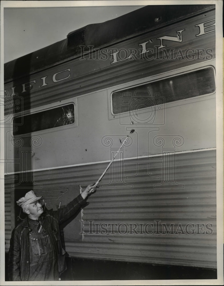 Load image into Gallery viewer, 1944 Press Photo San Francisco trainman Charles Farrington &amp; Daylight Limited
