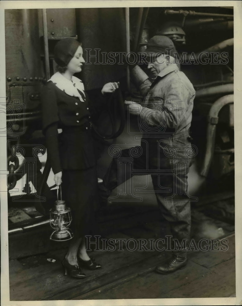 Load image into Gallery viewer, 1932 Press Photo Ruth Weddon &amp; train engineer Marion Overlesse
