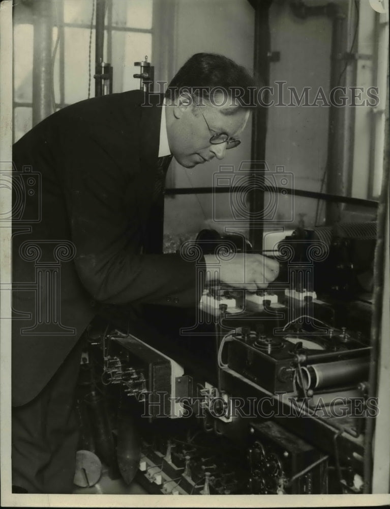 Load image into Gallery viewer, 1924 Press Photo Dr EA Eckhardt sound lans at Bureau of Standards - nex82492
