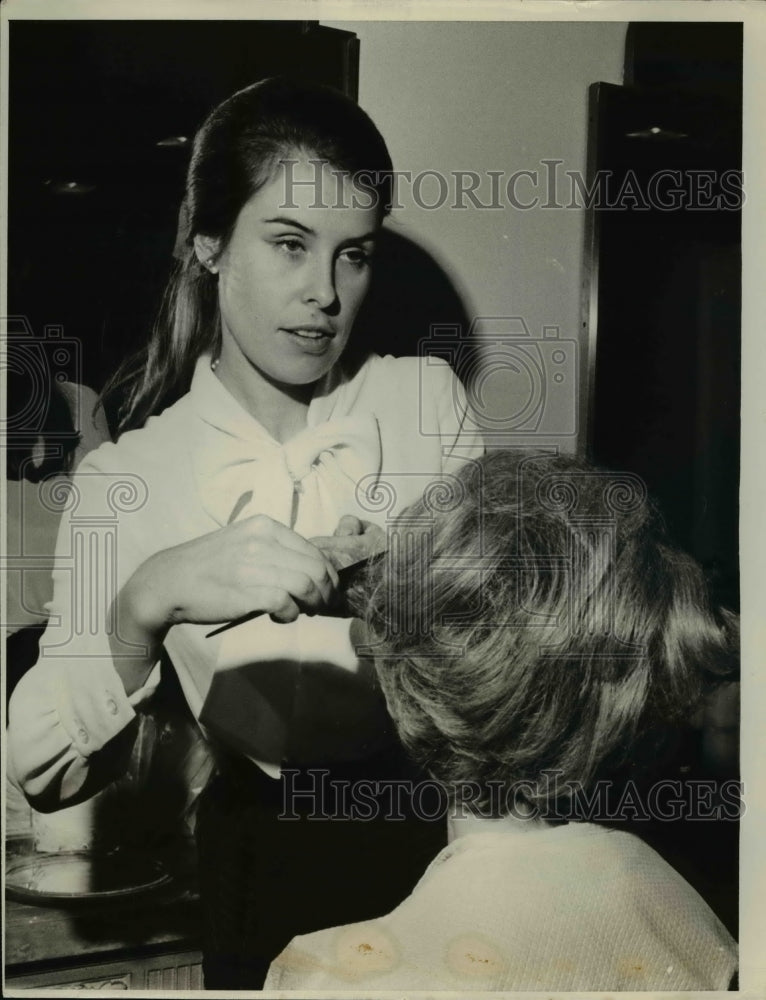 1969 Press Photo NYC Eva Ruinys hairdresser at Charles of teh Ritz - nex82521