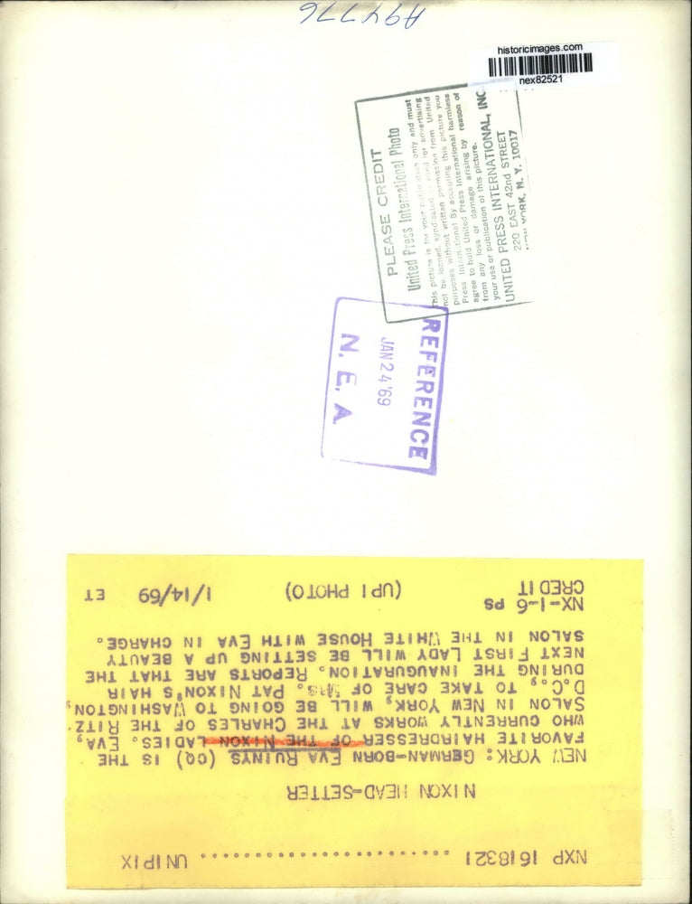 1969 Press Photo NYC Eva Ruinys hairdresser at Charles of teh Ritz - nex82521