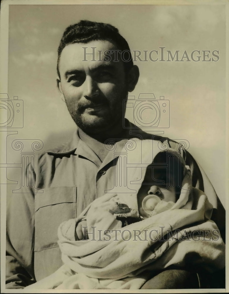 Load image into Gallery viewer, 1970 Press Photo Father &amp; baby in Mato Grosso Brazil - nex82524
