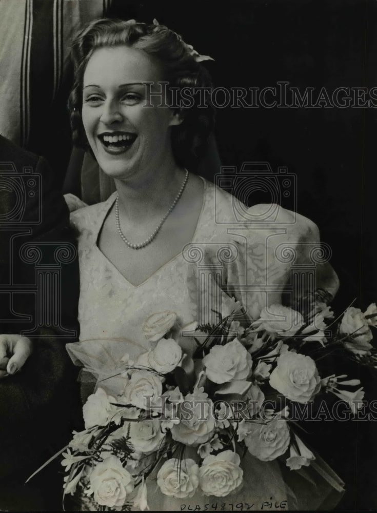 Load image into Gallery viewer, 1940 Press Photo Sgt Peter Bois of RAFVR weds Joyce Jesse Brown - nex82551
