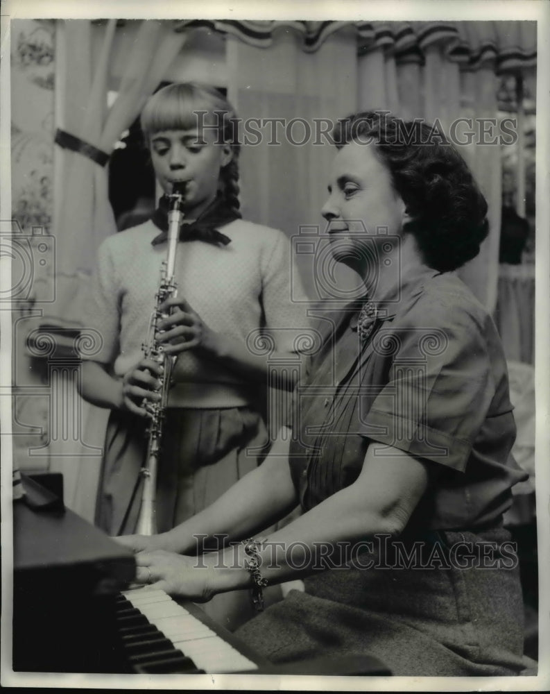 Load image into Gallery viewer, 1957 Press Photo Mrs Burton J Pickens &amp; daughter Jane play music - nex82565

