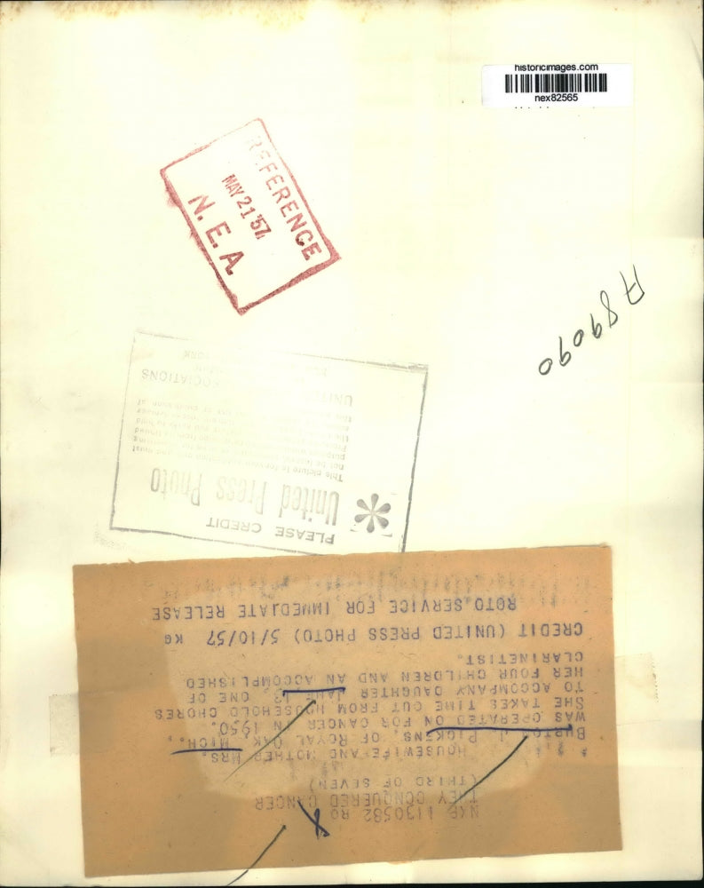 1957 Press Photo Mrs Burton J Pickens & daughter Jane play music - nex82565