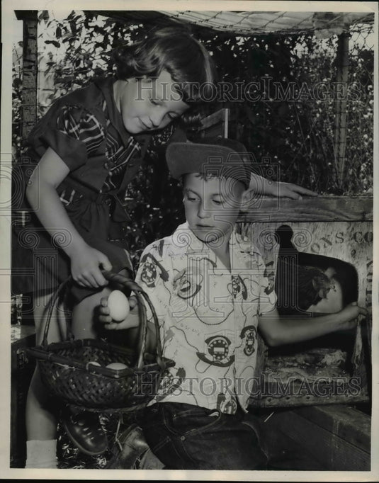 1953 Press Photo Dick & Dale with eggs for sale in California