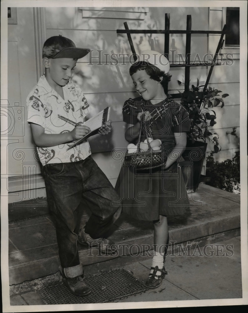 Load image into Gallery viewer, 1953 Press Photo Dale &amp; Dick with chicken eggs for sale in Calif
