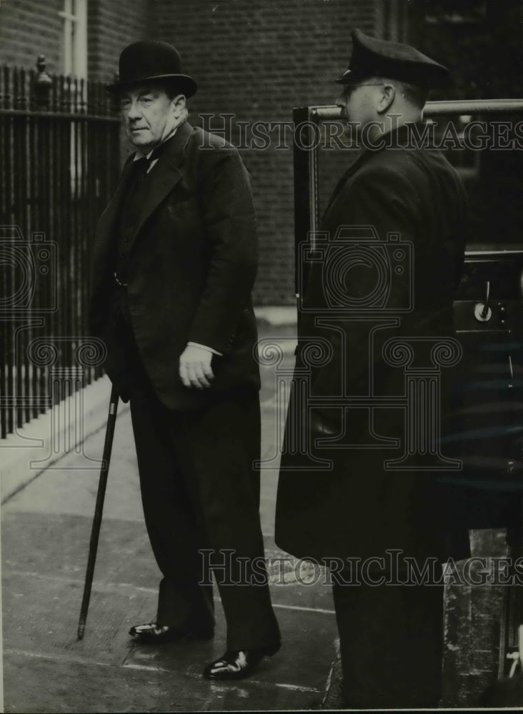 Load image into Gallery viewer, 1938 Press Photo Lord Baldwin arrives at No 10 Dowing Street - nex82628
