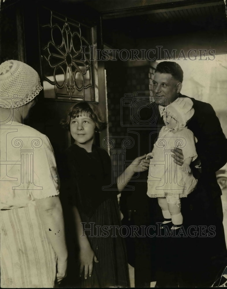 Load image into Gallery viewer, 1923 Press Photo Policeman Art Koch &amp; a doll with mom &amp; girl in Detroit
