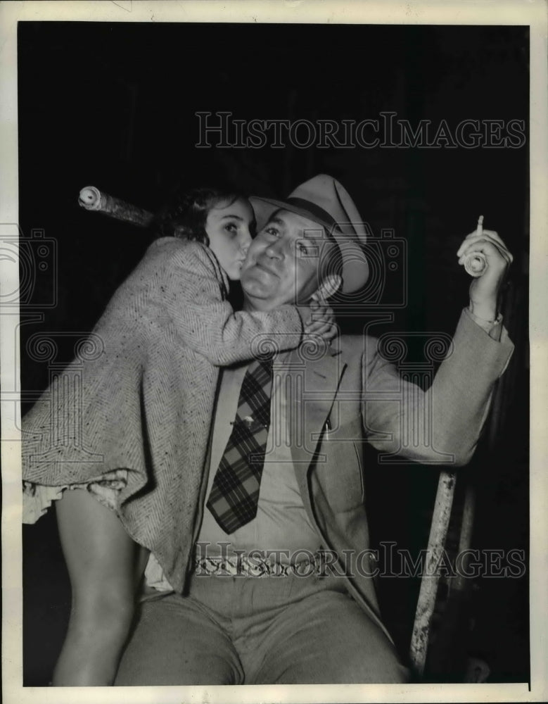 Load image into Gallery viewer, 1941 Press Photo Boston Mass Robert Taylor &amp; daughter Cynthia age 7
