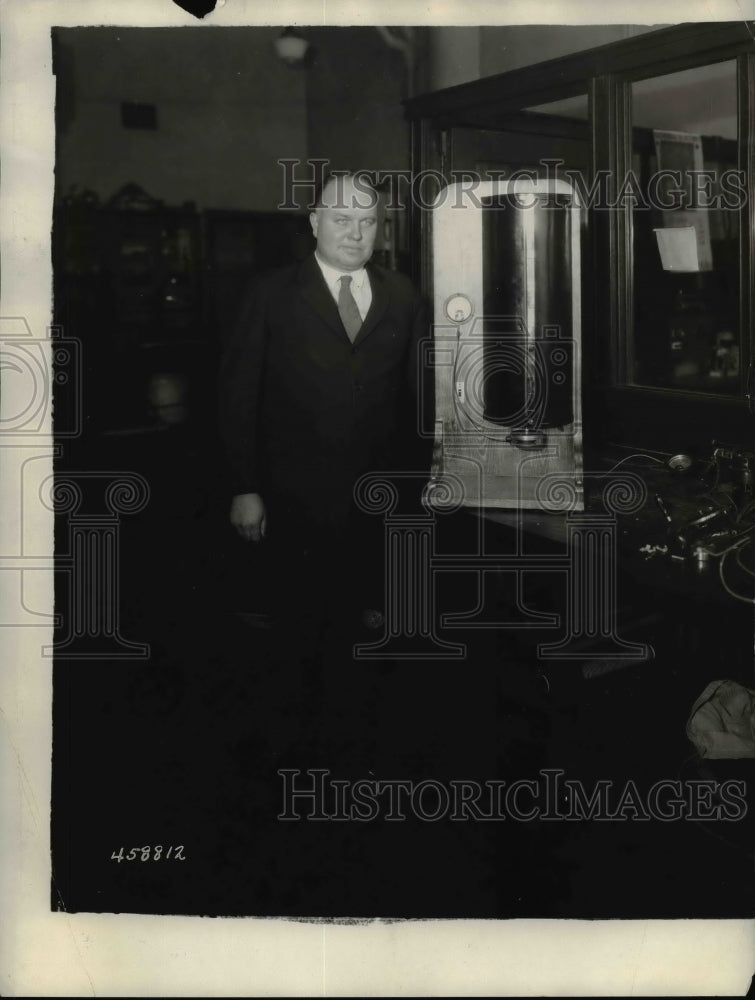1928 Press Photo John H Payne research engineer of GE Co &amp; airplane gas gauge- Historic Images