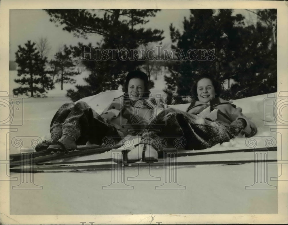 1939 Press Photo St Paul MN Lois Peterson, Geneieve Rogers skiing- Historic Images