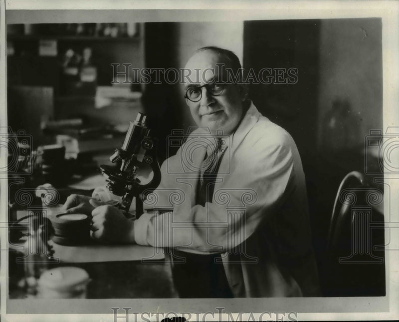 Load image into Gallery viewer, 1931 Press Photo Dr SA Petroff clinical research Tredeau Sanitorium
