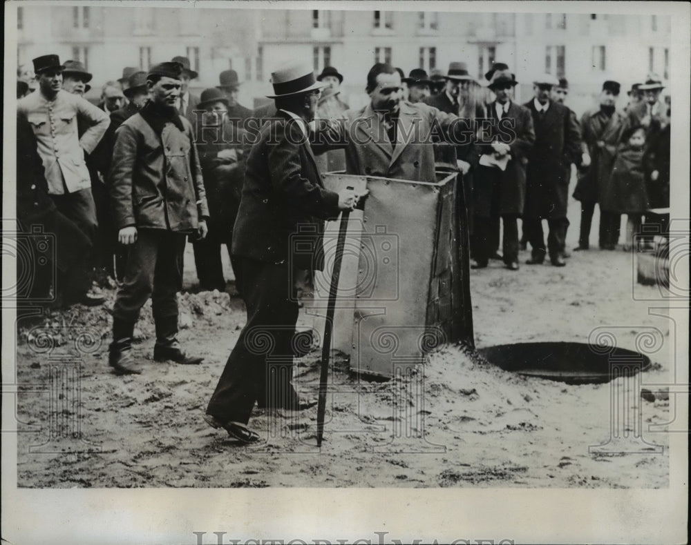 1934 Press Photo Commandant Robert Van Rollerghem & French air safety device