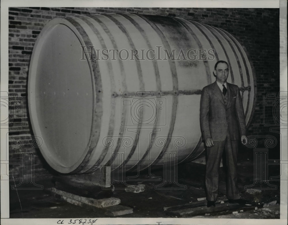 1936 Press Photo Ernesr Biegazski plans to ride cross Atlantic in this barrell