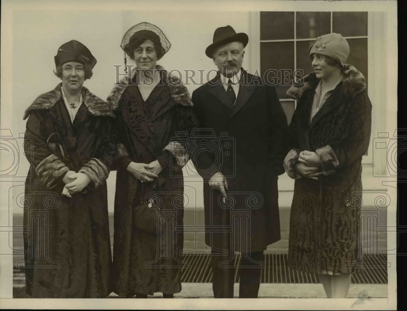 Load image into Gallery viewer, 1926 Press Photo Lynde Hageny, Duchess Hamilton, Henry Chilton, Lady Hamilton
