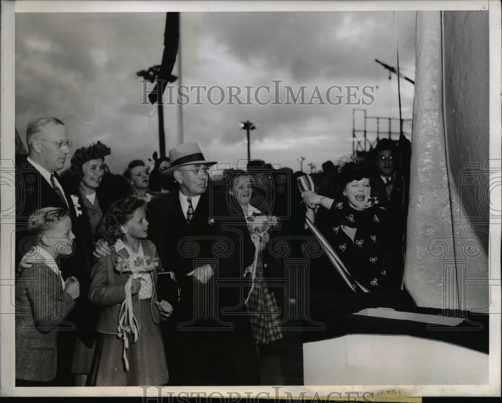 1944 Press Photo Alameda Calif Mrs Earl Warren Calif Gov wife christens ship