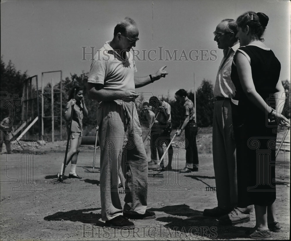 1955 Press Photo Mordecai & Irma Bauman & Harold Aks at tennis court