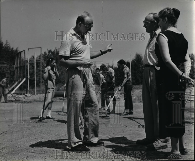 Load image into Gallery viewer, 1955 Press Photo Mordecai &amp; Irma Bauman &amp; Harold Aks at tennis court
