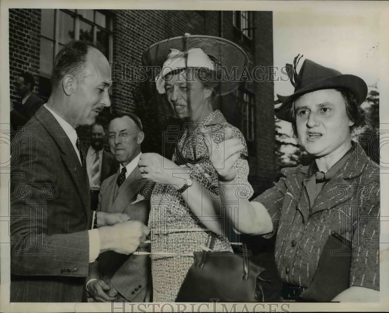 Load image into Gallery viewer, 1939 Press Photo Beltsville Md Mrs FD Roosevelt, JL Hambleton,
