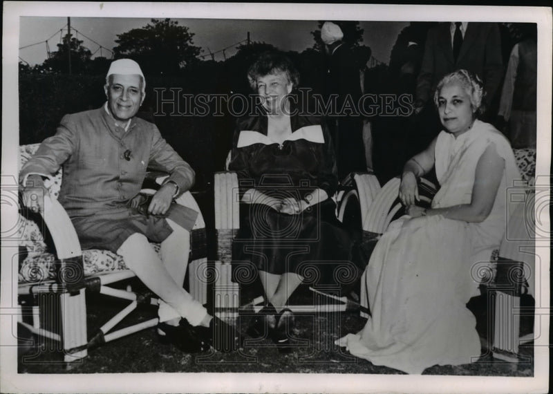 Load image into Gallery viewer, 1952 Press Photo New Delhi India Mrs Eleanor Roosevelt,Shri J Nehru,
