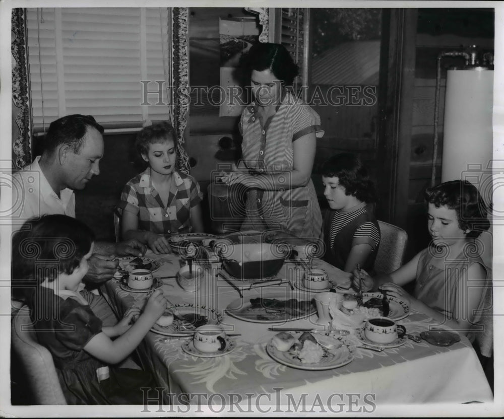 1954 Press Photo Mr & Mrs William Boaz & kids Judy, Donna, Nancy, Peg