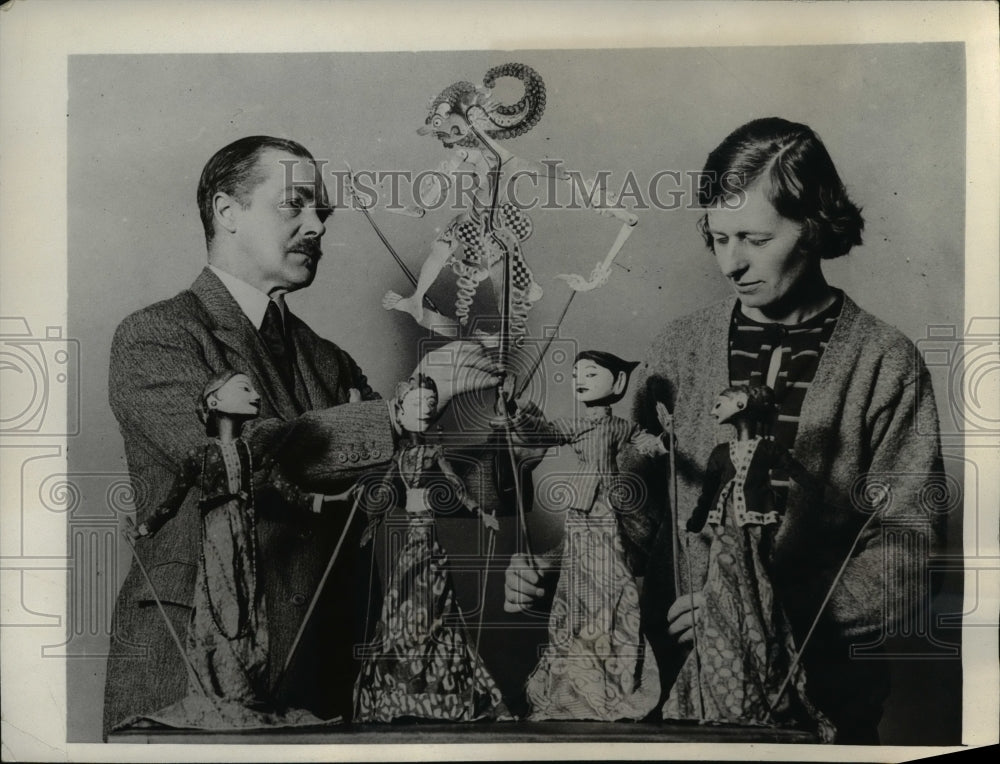 1932 Press Photo Ashley Gibson & collection of puppets in London - nex83225