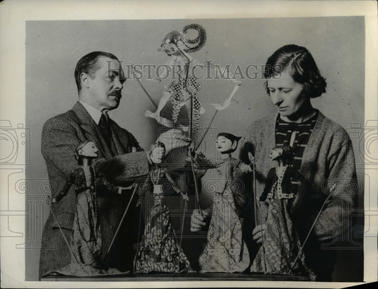 1932 Press Photo Ashley Gibson & collection of puppets in London - nex83225