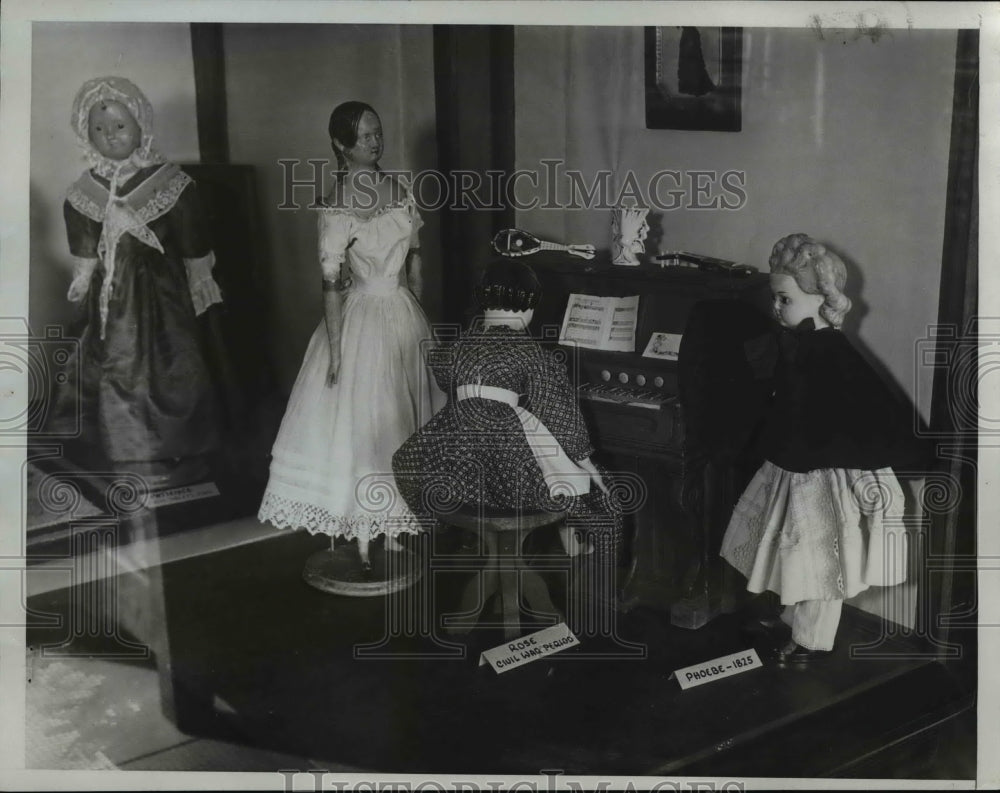 1933 Press Photo Rose a doll of Civil War era at a Philadelphia show - nex83245