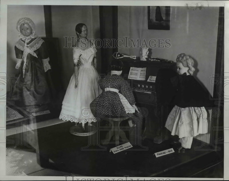 Load image into Gallery viewer, 1933 Press Photo Rose a doll of Civil War era at a Philadelphia show - nex83245
