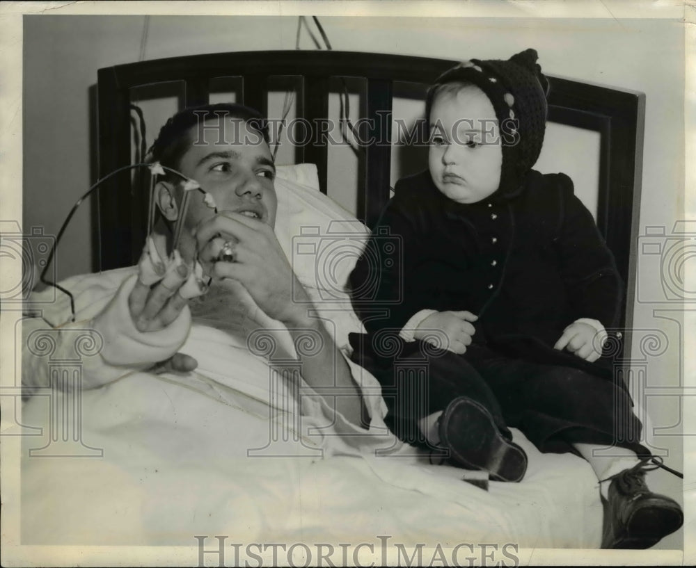 1942 Press Photo Ensign RC Thomas & niece Barbara Baker