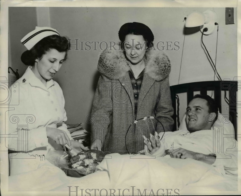 Load image into Gallery viewer, 1942 Press Photo Ensign BF Thomas &amp; mom at hospital with nurse L Miner
