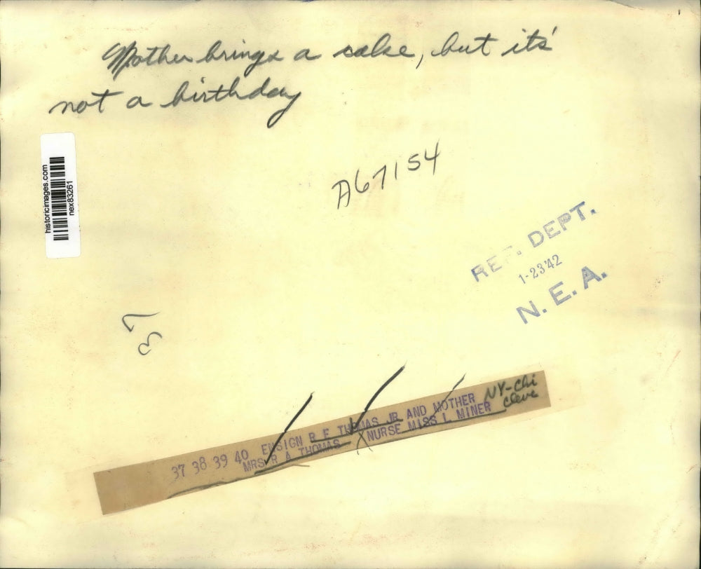 1942 Press Photo Ensign BF Thomas & mom at hospital with nurse L Miner