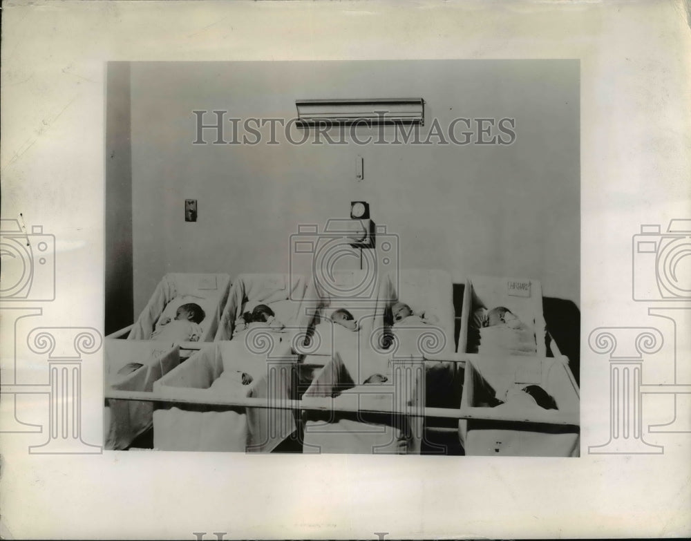 1948 Press Photo GE ultraviolet light for newborns at Toronto Canada hospital