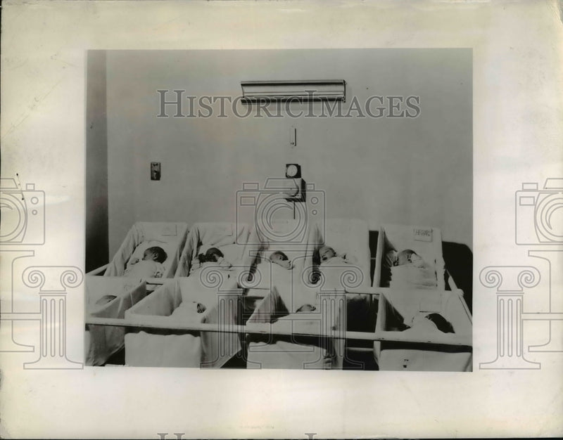 Load image into Gallery viewer, 1948 Press Photo GE ultraviolet light for newborns at Toronto Canada hospital
