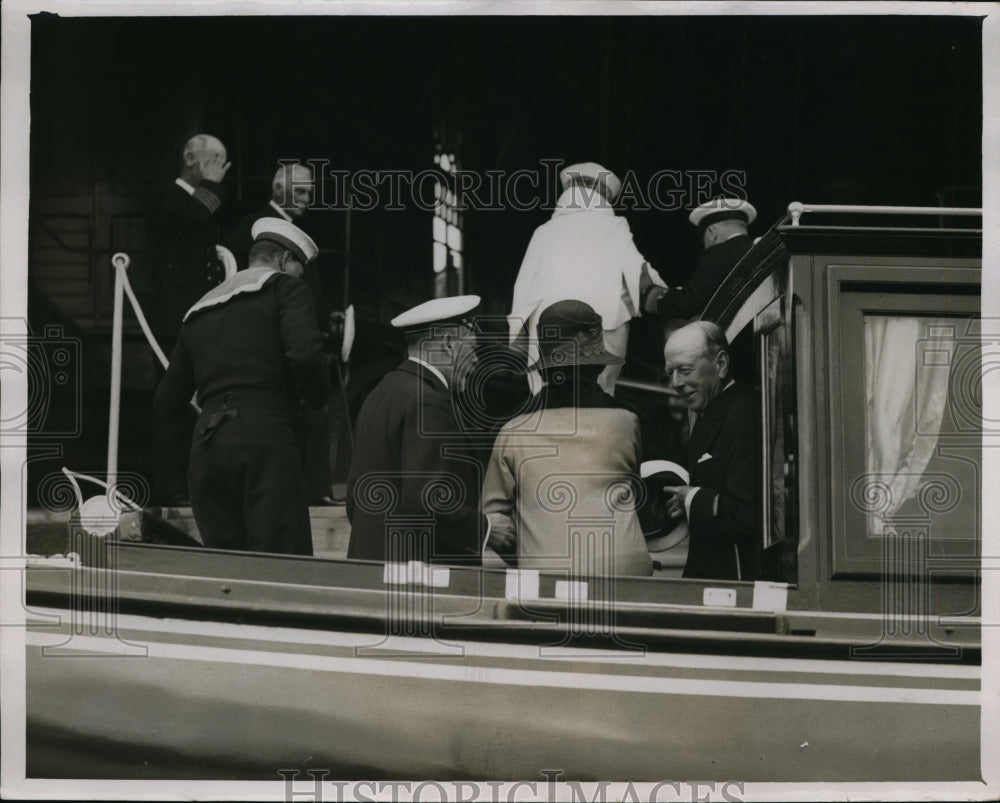1930 Press Photo The King & Queen on Royal yacht at Cowes