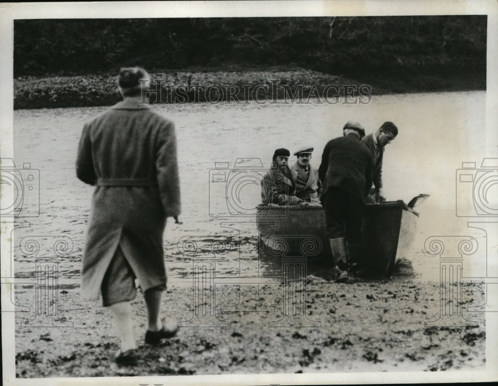 1933 Press Photo The Prince of Wa;es at Cornwall England see oyster beds