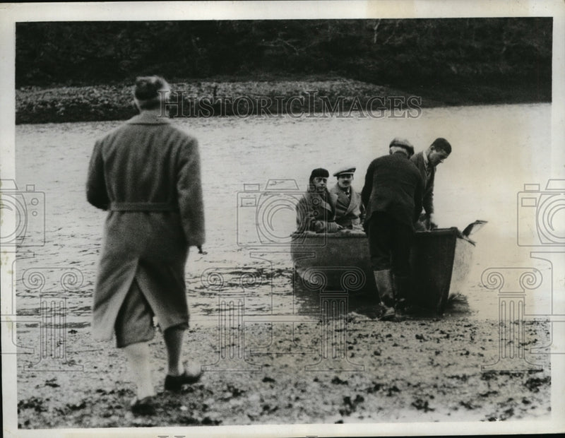 Load image into Gallery viewer, 1933 Press Photo The Prince of Wa;es at Cornwall England see oyster beds
